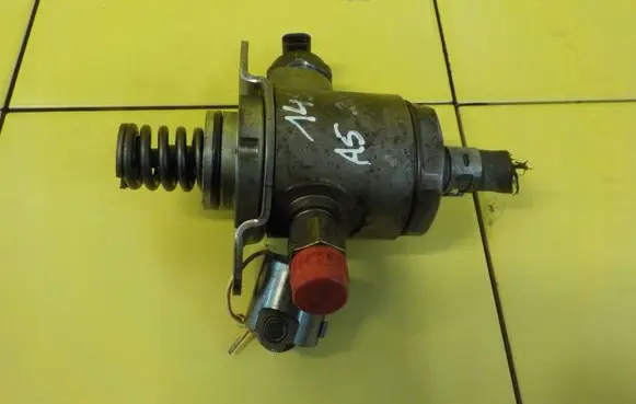 Audi A5 8T 8F Fuel injection high pressure pump 06J127025C