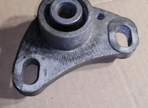 Volvo V70 Engine mount bracket 8666204