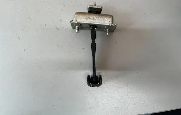 Opel Corsa E Front door check strap stopper 13242975