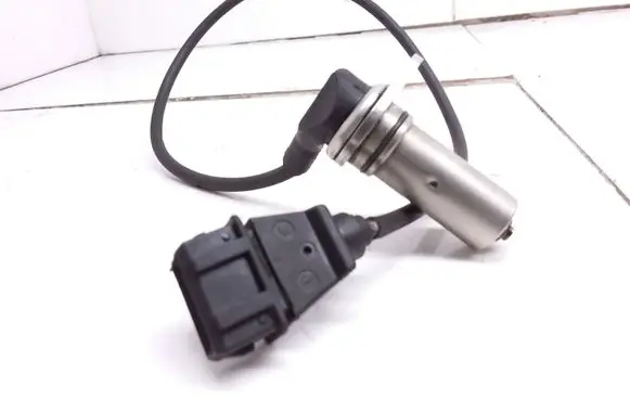 Audi A4 S4 B5 8D Crankshaft position sensor 028907319B