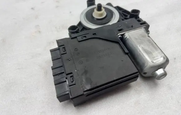 Volvo XC90 Front door window regulator motor 31674758