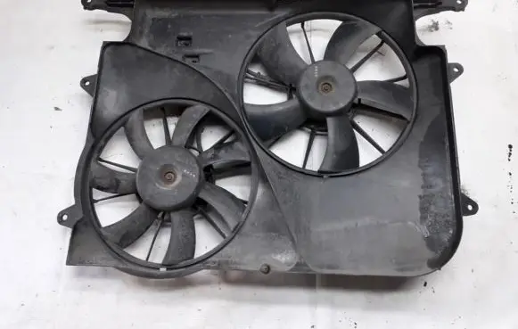 Radiator cooling fan shroud