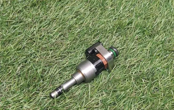 Chevrolet Cruze II Fuel injector 55577403