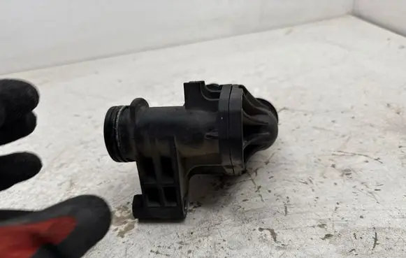Ford Fusion II Thermostat housing DS7G9K478DA DS7Z8592F