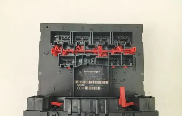 Volkswagen Golf Plus Fuse module H52S2002 3C0937049AE F005V00631