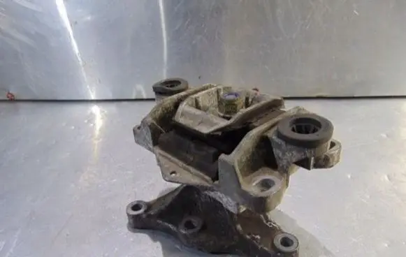 Ford Mondeo Mk III Engine mount bracket 3S717M125CA