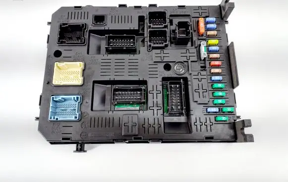 Peugeot 5008 Fuse module 281164872 281197595