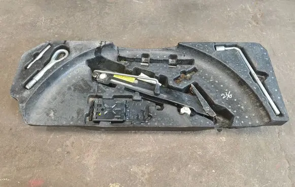 Mercedes-Benz ML W164 Tool set A1648990614