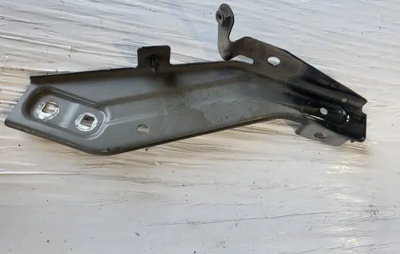 Renault Twingo III Fender mounting bracket 631439060R