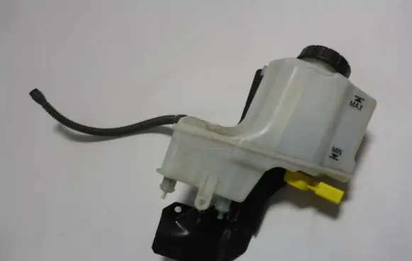 Skoda Octavia Mk3 (5E) Brake fluid reservoir 
