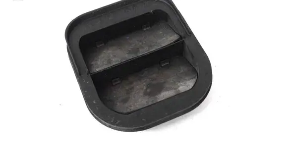 Quarter panel pressure vent