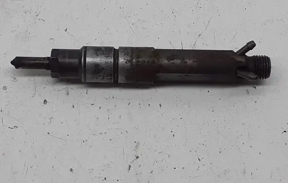 Volkswagen Golf IV Fuel injector 038130201G