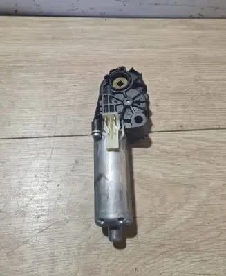 Volvo V70 Seat adjustment motor 0390203246