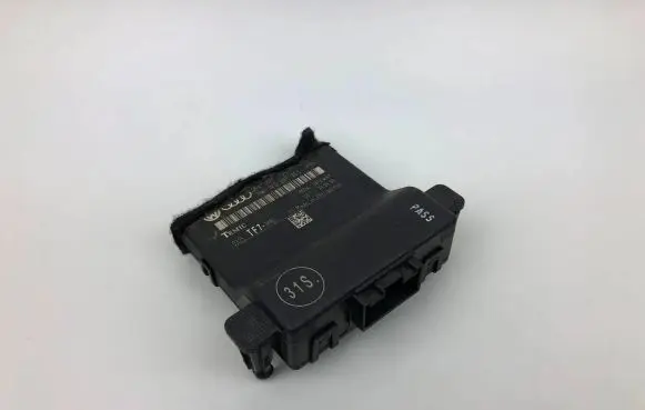 Volkswagen Golf V Gateway control module 1K0907951
