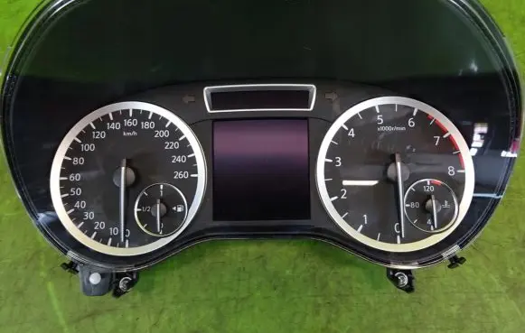 Infiniti Q30 Speedometer (instrument cluster)