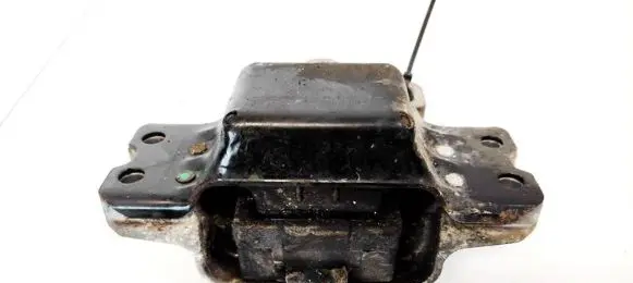Volkswagen Golf V Engine mount bracket