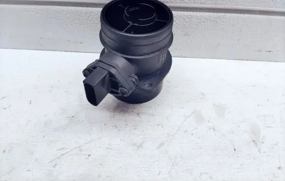 Volkswagen Touran I Mass air flow meter 0281002461 074906461B