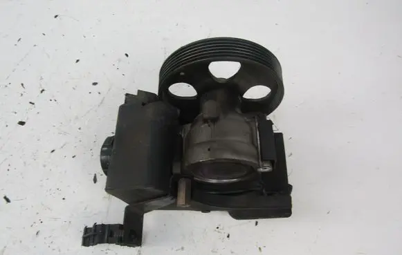 Peugeot 206 CC Power steering pump 