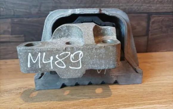 Volkswagen Golf VI Engine mount bracket
