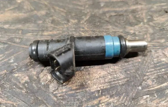 Audi A4 S4 B7 8E 8H Fuel injector 06B133551K