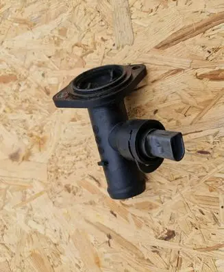 Volkswagen PASSAT B6 Engine coolant pipe/hose 03G121121D