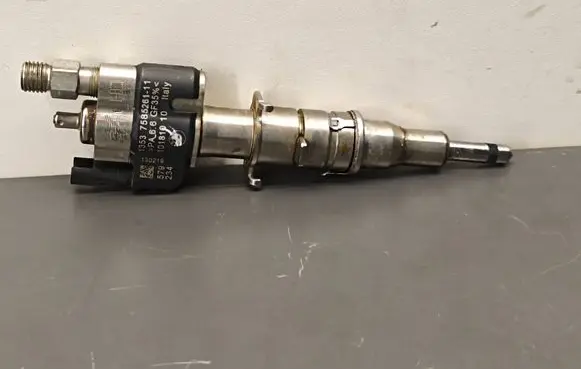 BMW 5 F10 F11 Fuel injector 7585261 PA66GF359 10181010