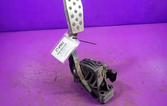 Accelerator throttle pedal