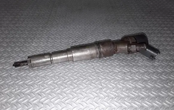 BMW 5 E39 Fuel injector 0445110047