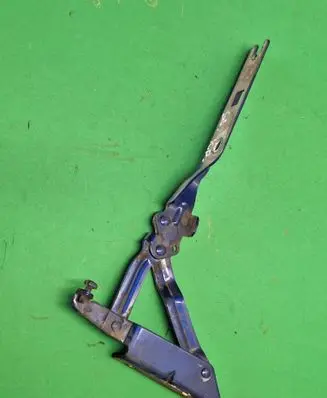 Volkswagen Golf V Engine bonnet/hood hinges 1K0823301B