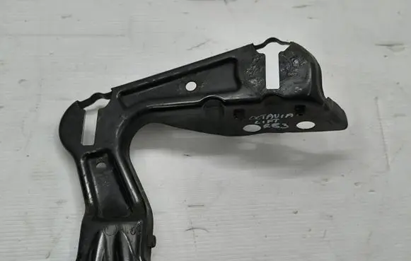 Skoda Octavia Mk2 (1Z) Headlight/headlamp mounting bracket 1Z0805071A