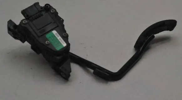 Accelerator throttle pedal