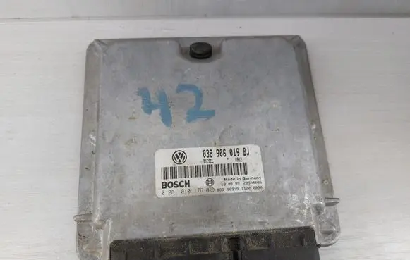 Volkswagen PASSAT B5 Engine control unit/module 038906019BJ 0281010176