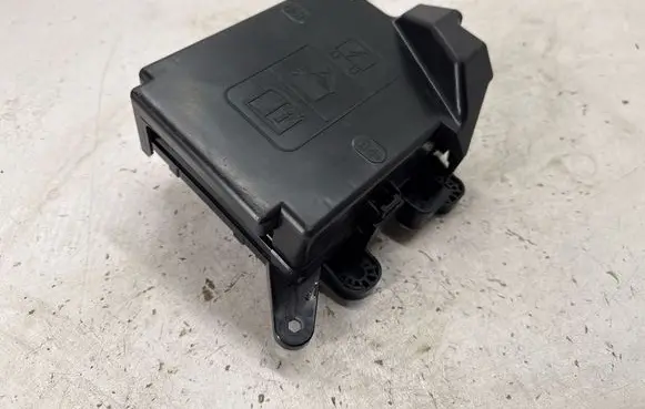Chevrolet Camaro Fuse module 84726850 812914718 8639800000000W