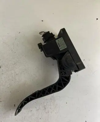 Accelerator throttle pedal