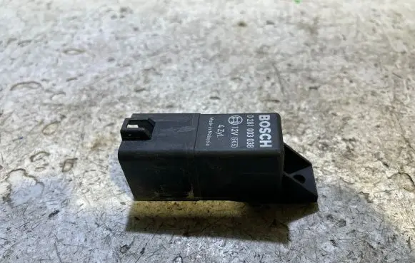Volkswagen Polo V 6R Glow plug pre-heat relay 0281003038