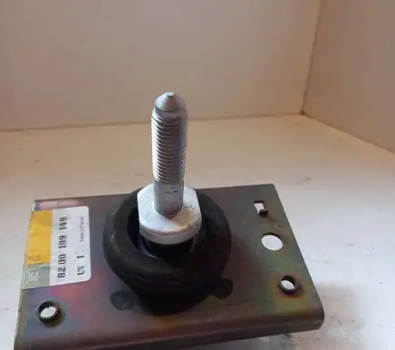 Engine mount bracket