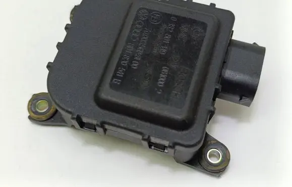 Volkswagen PASSAT B5.5 Air flap motor/actuator 8D1820511B