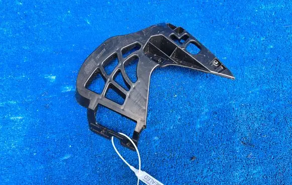 BMW 5 G30 G31 G38 Front bumper mounting bracket 7385347