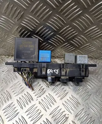 Volkswagen PASSAT B5.5 Relay mounting block 8L0941822A 896083000