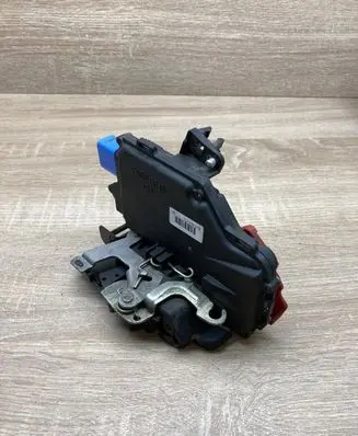Volkswagen Golf V Rear door lock 7L0839015