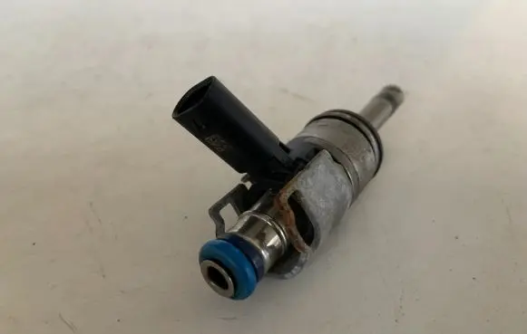 Audi Q7 4M Fuel injector 06C906036G 06E095A