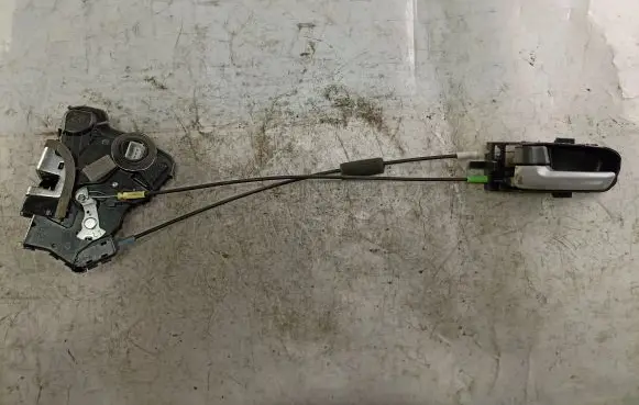 Suzuki Grand Vitara II Front door lock 266080717