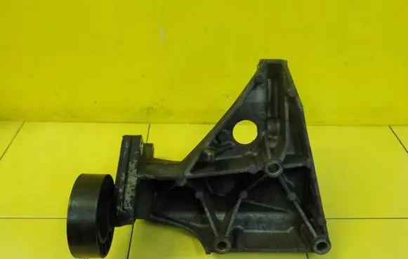 Opel Senator B Engine mounting bracket 90448004