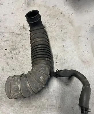 Mitsubishi Pajero Air intake hose/pipe MR404734