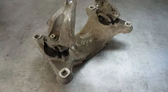 Audi A8 S8 D3 4E Engine mounting bracket 4E0399231N