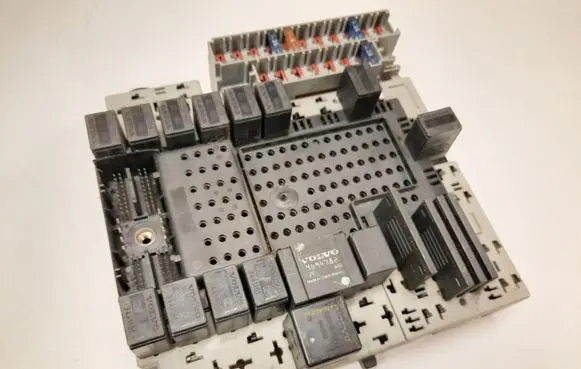 Volvo V70 Fuse module 8645410