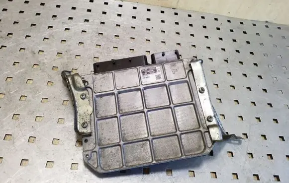 Toyota Avensis T270 Engine control unit/module 8966105D12