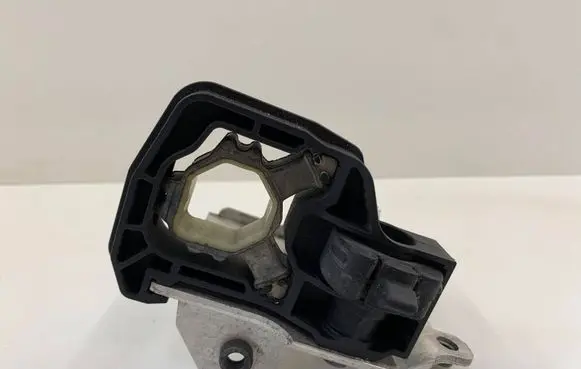 BMW 5 F10 F11 Radiator mount bracket 7575247 7186516 7207151
