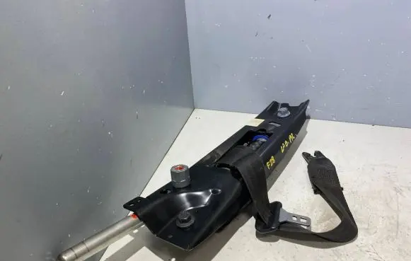 Volvo XC70 Front seatbelt 39865061