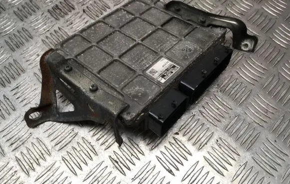 Toyota Avensis T270 Engine control unit/module 8966105D30 MB2759000181